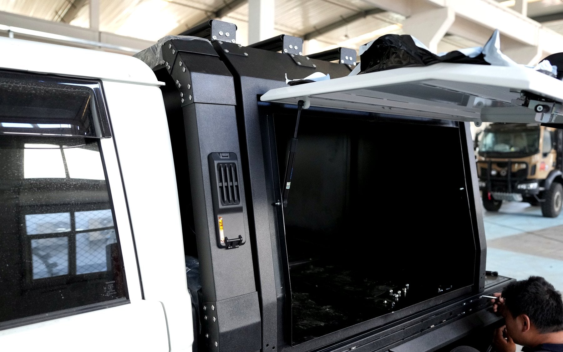 ROCKTANK canopy system with lift door